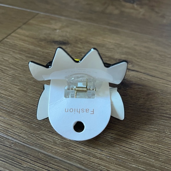 Only 1 Left! BADTZ-MARU (Sanrio)-NWT Medium Sized Hair Claw - Picture 4 of 11